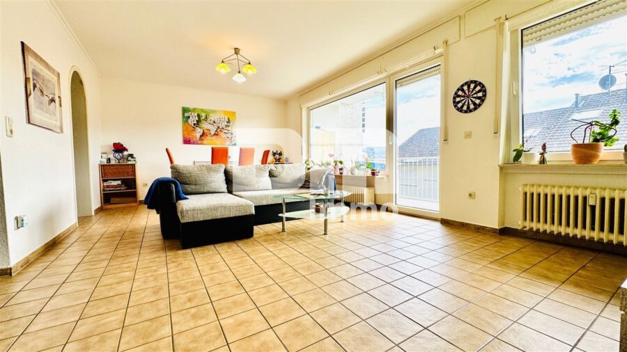 Hochwertiges Drei- bis Vierfamilienhaus in erhobener Ortsrandlage mit Panoramablick - EG Wohn / Esszimmer / Zugang Balkon